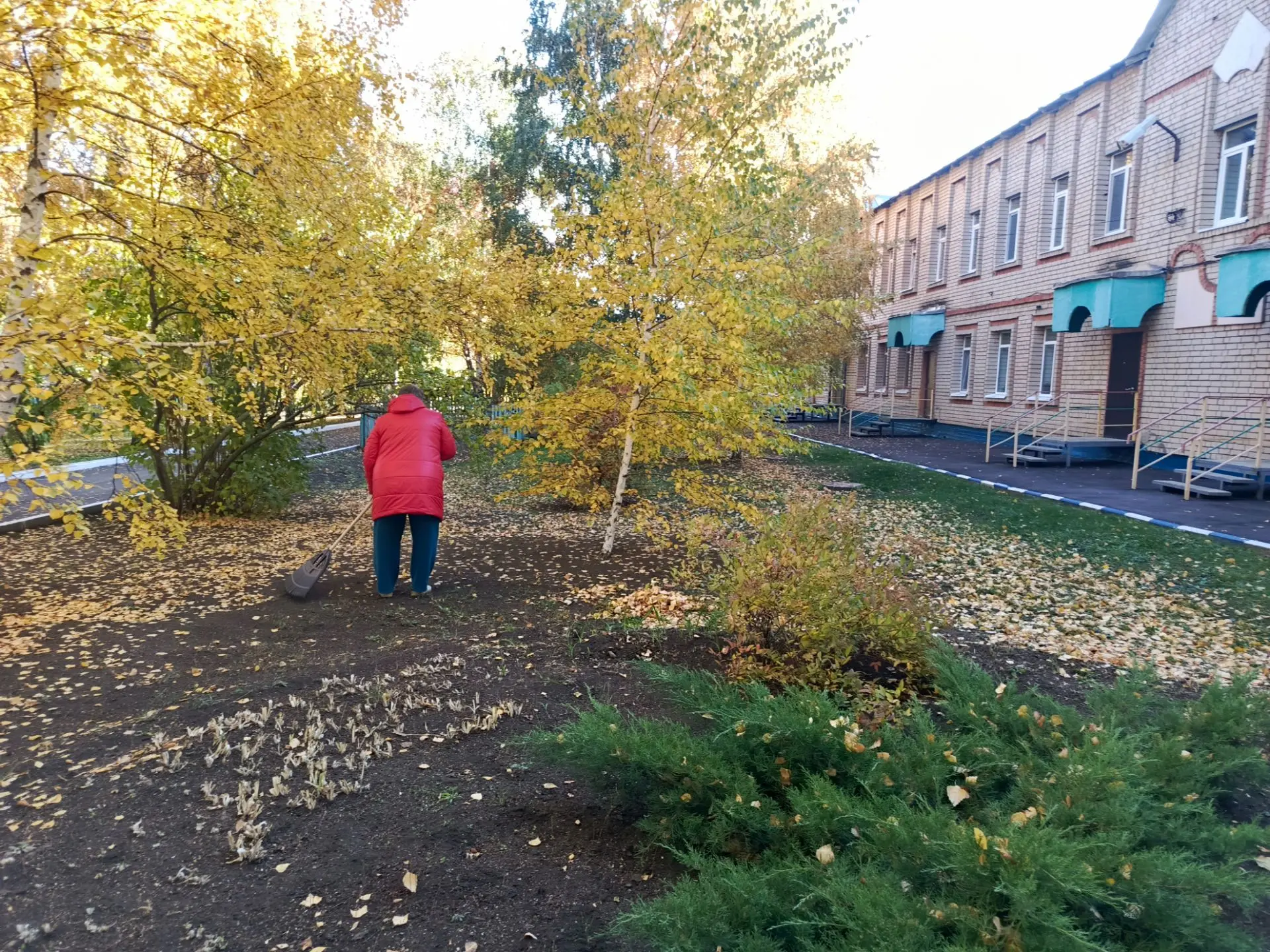 Листопад кружится за окном,