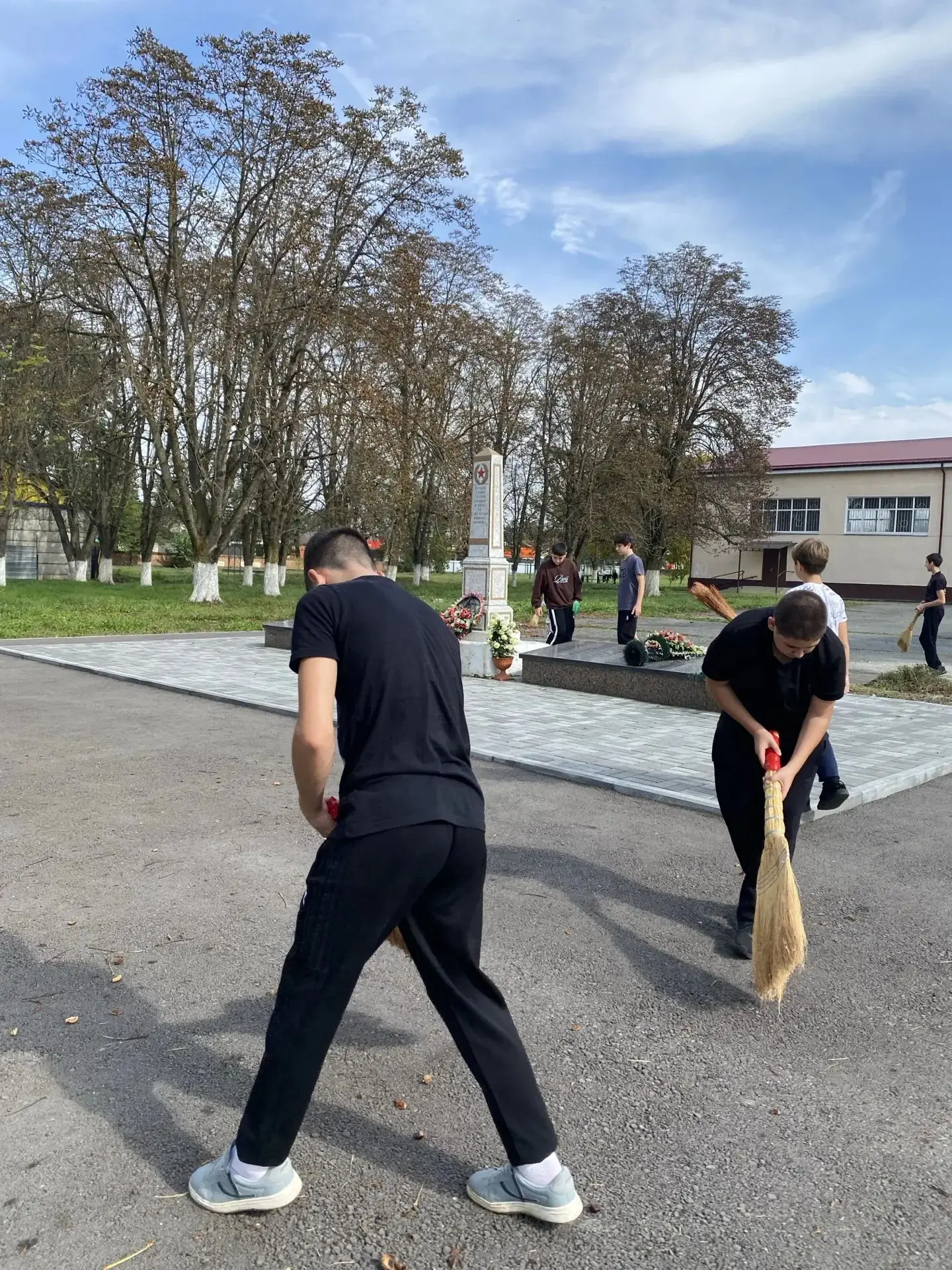 🌿🍂🍁Субботник в нашей школе: вместе делаем мир чище и красивее!
