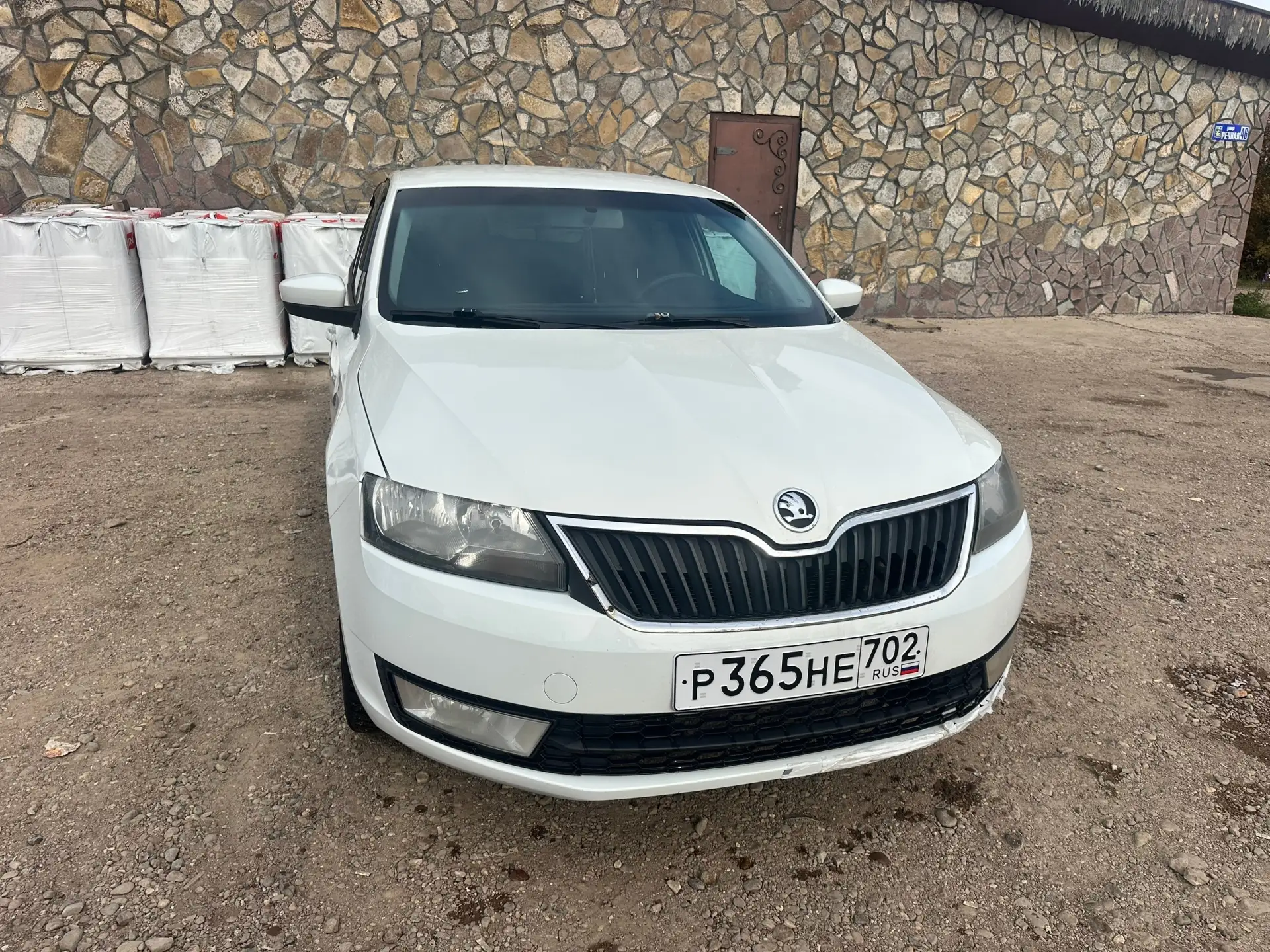 Шкода рапид 2015 год. Цена 499 тысяч рублей. Авто на зимней резине. Масло не расходует....