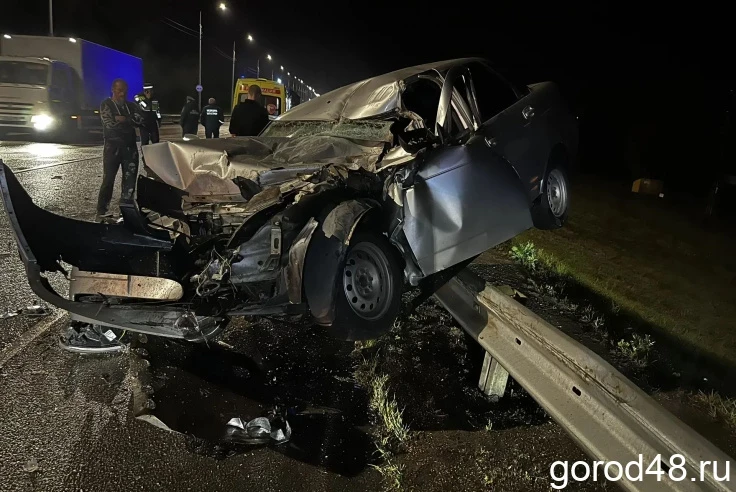 «Приору» расплющило в столкновении с «КамАЗом»
