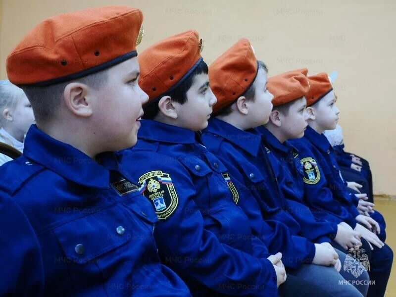 🚒 Сотрудники МЧС продолжают обучать юных кадет-спасателей