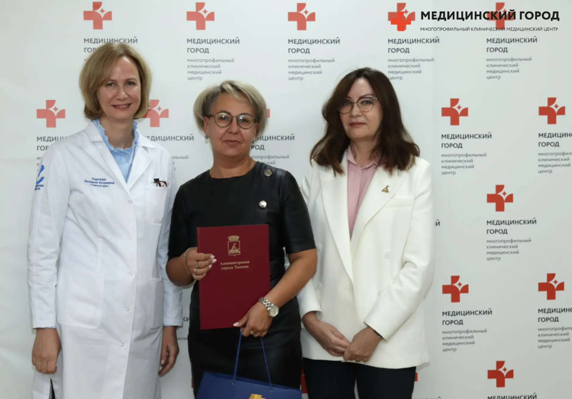 Благодарности вручили тем, кто стоит за плечами врачей