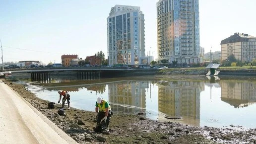 Дно астраханских каналов очищают после снижения уровня воды