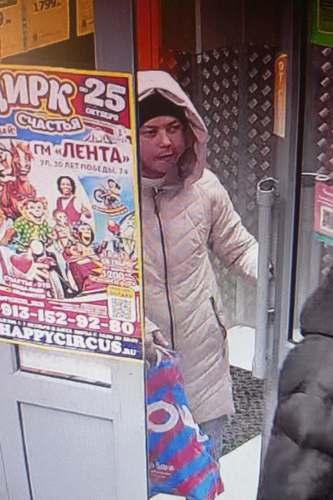 Ворует водку.