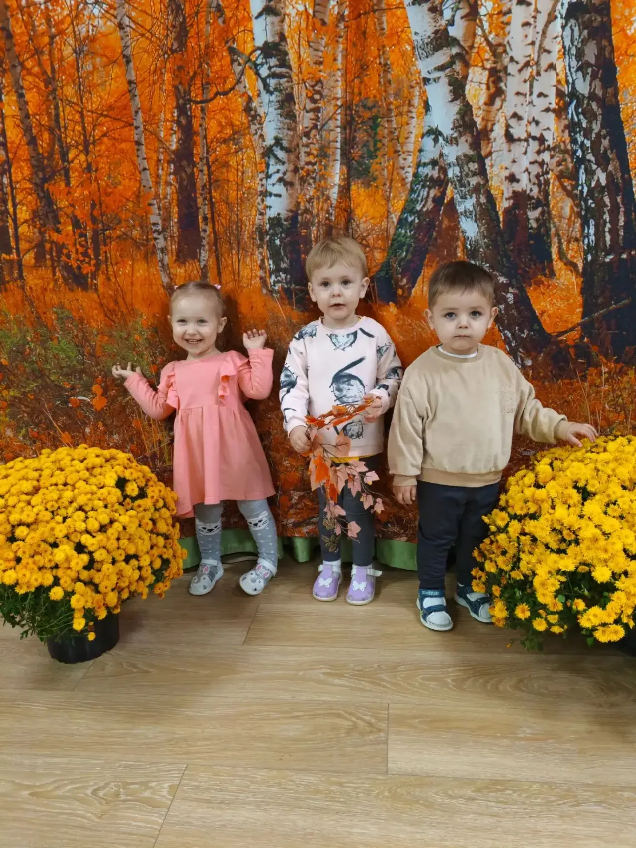 Они ещё такие крохи, а уже смело шагают в фотозону — будто знают, что сегодня особенный...