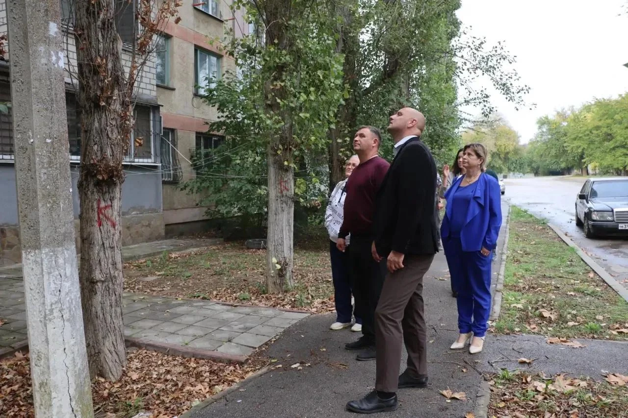 В Керчи обсудили проблемы общежитий. И. о. главы администрации Игорь Крутьков с главой ...