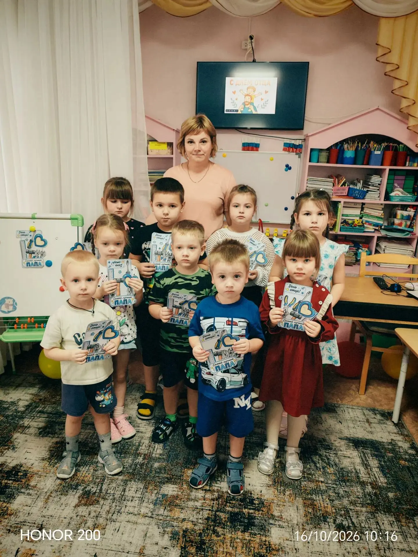 В преддверии праздника "Дня отца" воспитанники  группы " Непоседы"с большой любовью изг...