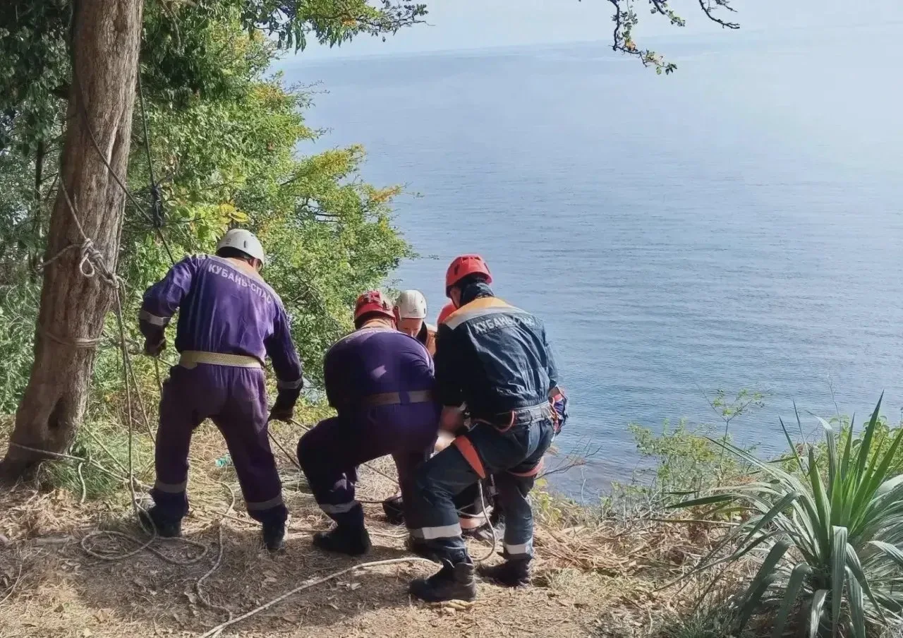 Мужчину спасли у обрыва