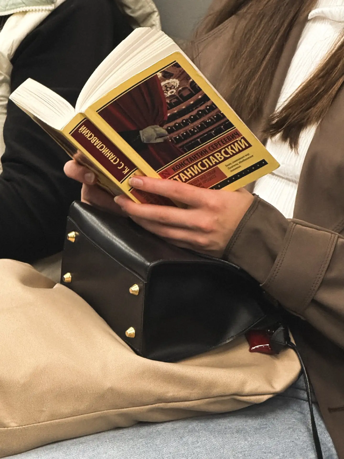 🚇📚 Москвичка весь октябрь фотографировала случайных пассажиров метро с книгами в руках.