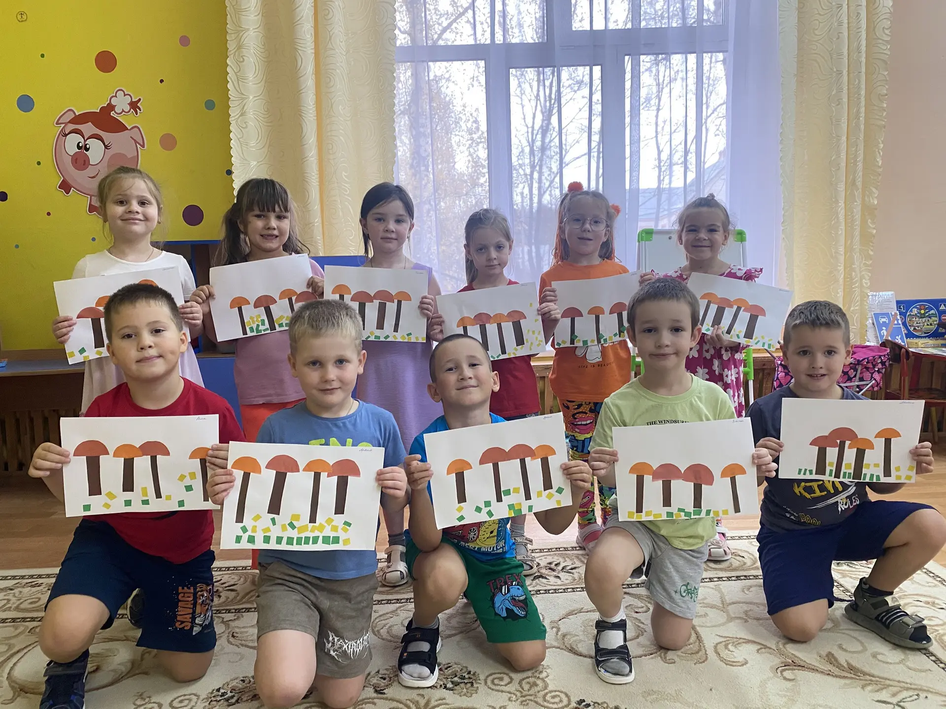 На занятии по аппликации дети групп «Капелька» и «Смешарики» создали уютные грибные пол...