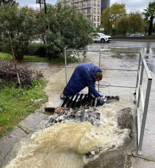 🌧 Как и обещали синоптики, ночь в Сочи выдалась дождливой — «Водостоку» пришлось пораб...
