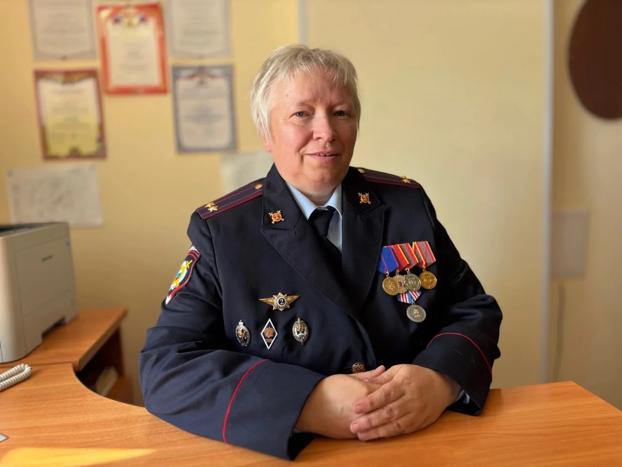 Череповецкий полицейский собрала более десятка альбомов с марками