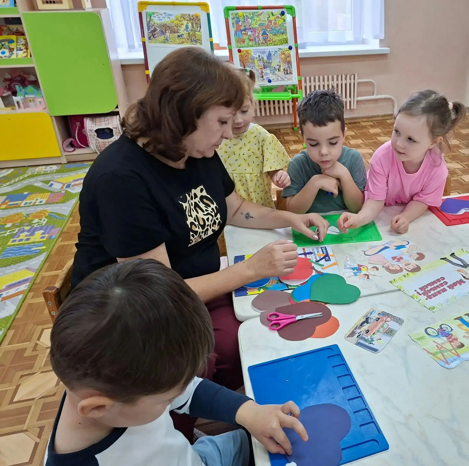 Ребята средней группы "Любознайки" сегодня тоже готовили подарки и поздравляли своих па...