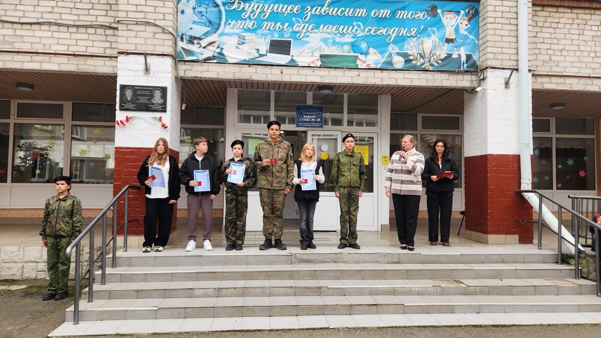 Традиционно новую учебную неделю наша школа начала с исполнения гимна и торжественной ц...