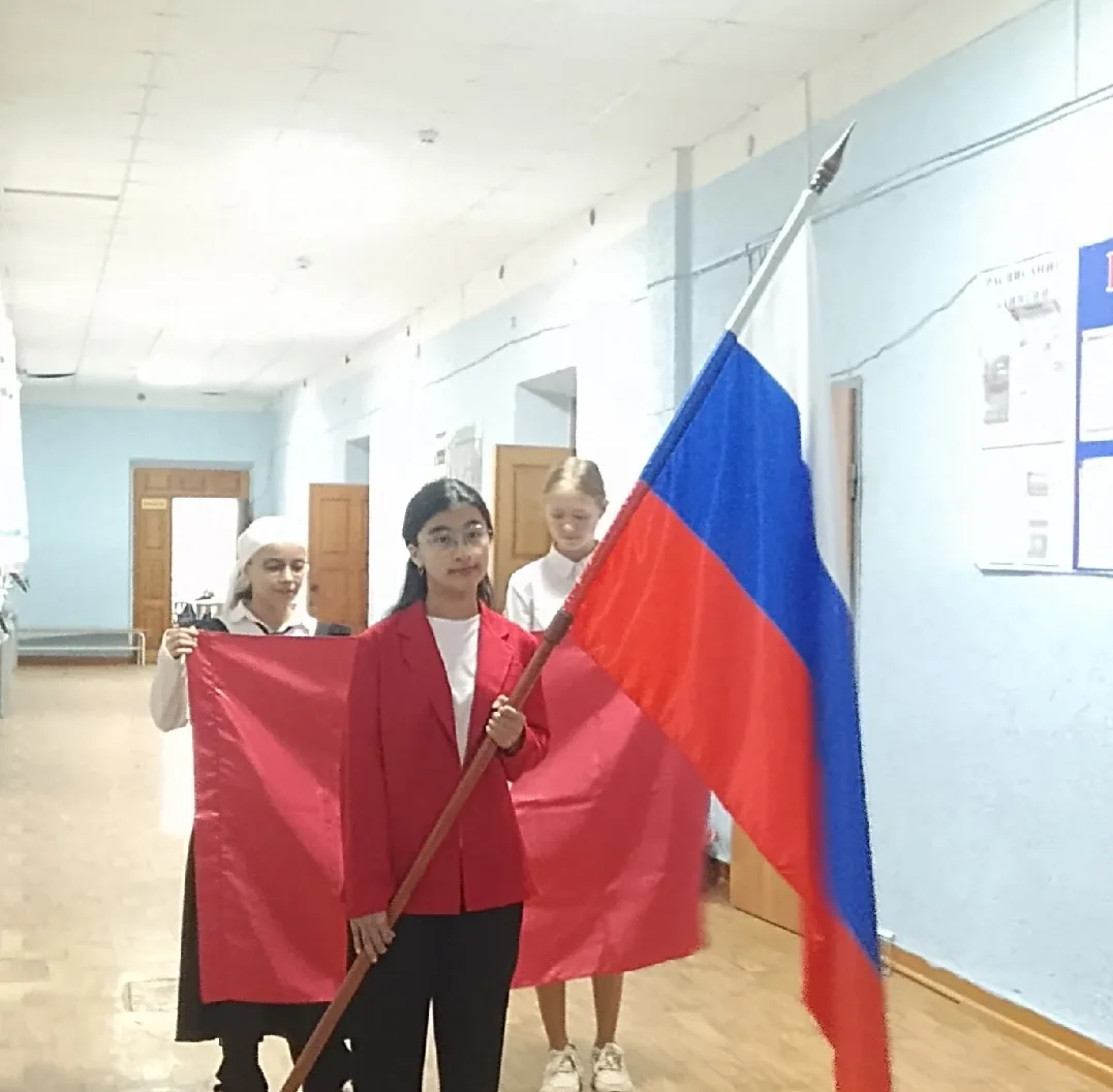 Учебная неделя в МОУ ООШ 17 началась с традиционной еженедельной линейки, выноса флага ...