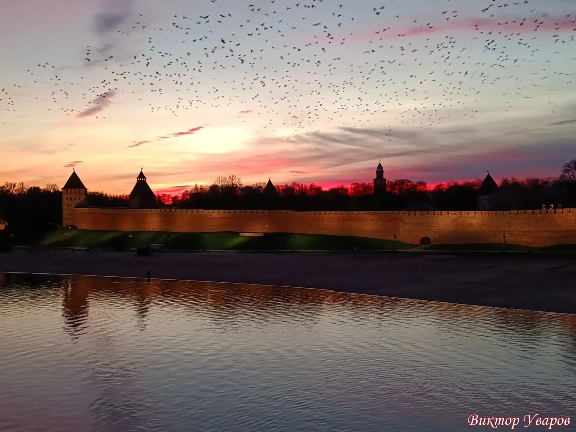 Вот такой красивый октябрьский вечер разыгрался сегодня над Волховом 😍 🍂