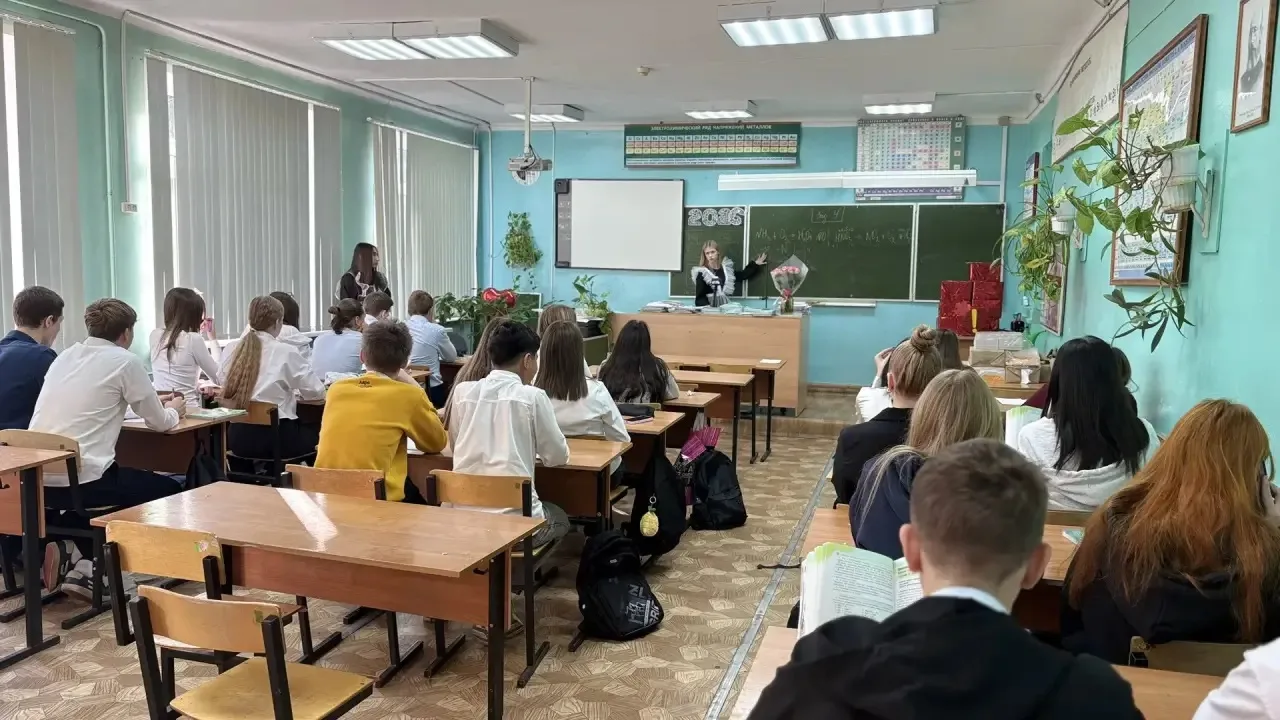 Сегодня школа поменялась местами: ученики встали за учительский стол. 🎓