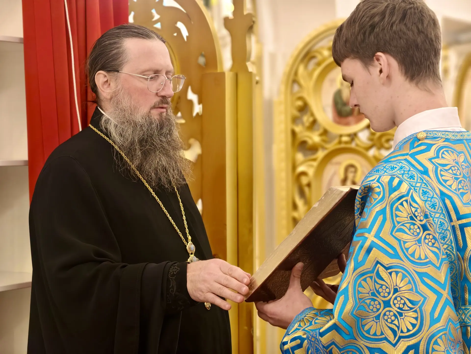 Всенощное бдение в канун престольного праздника храма п. Угловое возглавил митрополит П...
