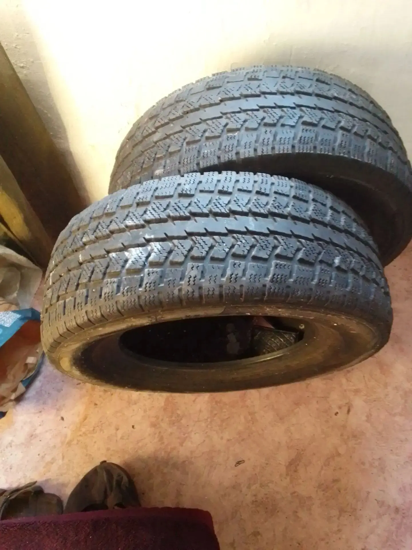 Продам зимние шины 235/65/16