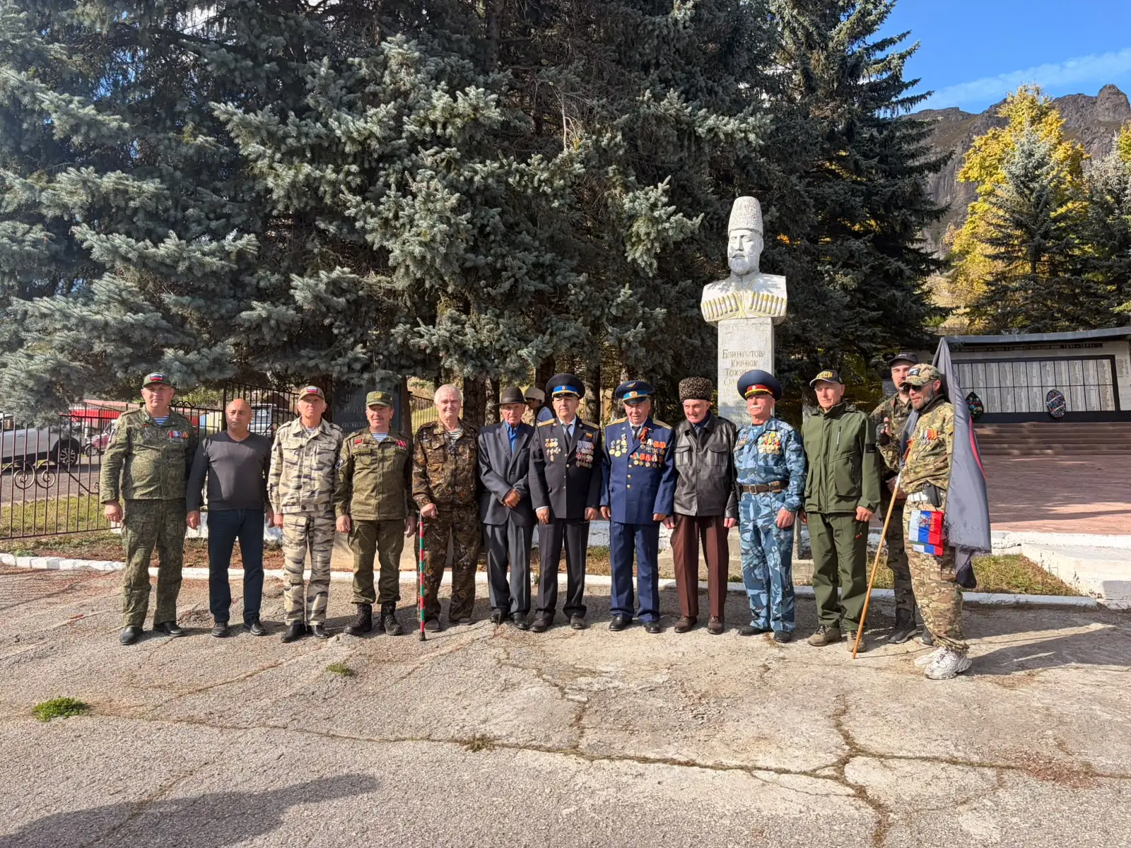 🌟 Сегодня учащиеся нашей школы встретили традиционный автопробег, посвящённый 81 - год...