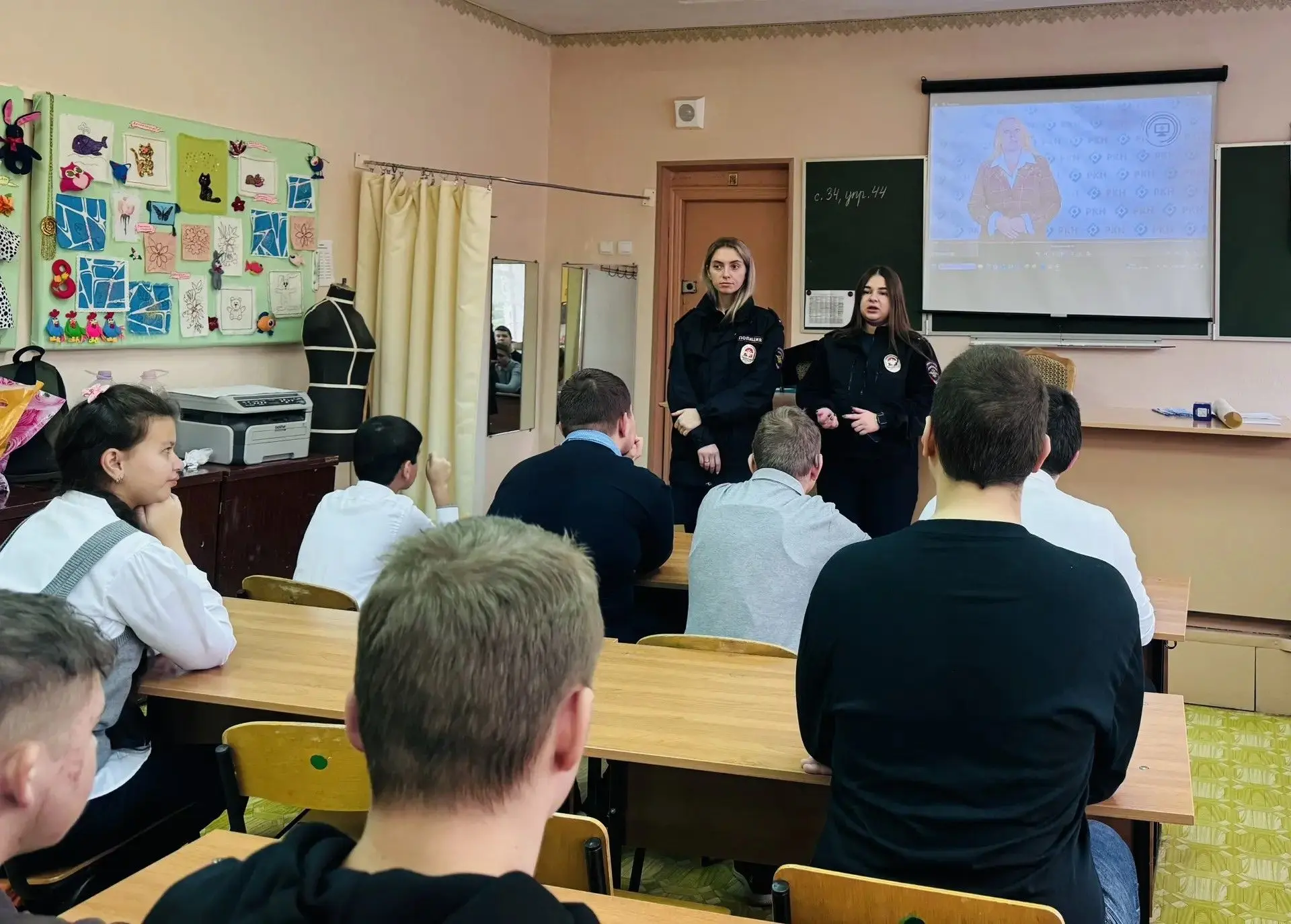 Сегодня утром в нашей школе состоялись «Разговоры о важном». Тема урока — «Безопасность...