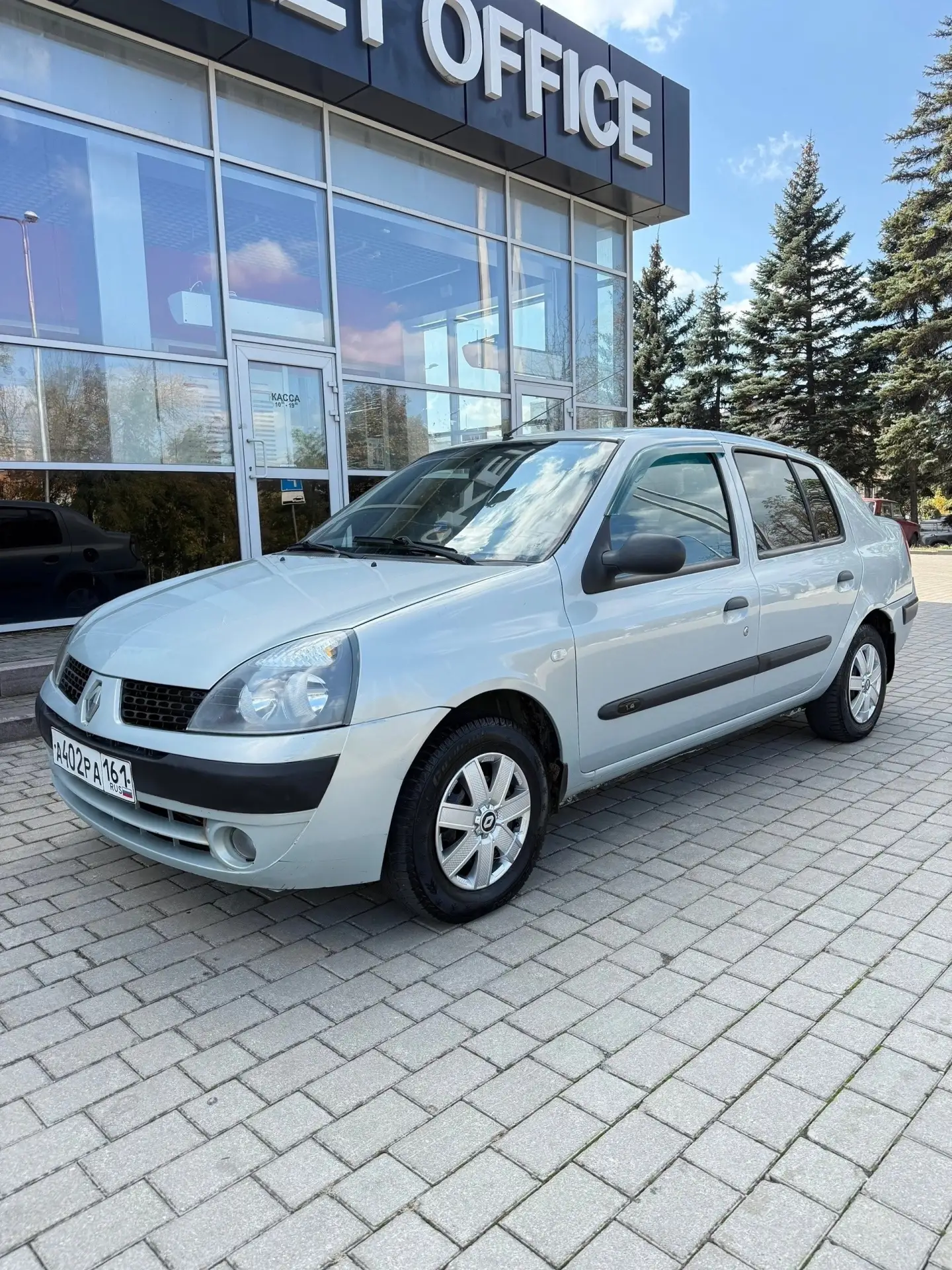 Продаю Renault Symbol 2004 года выпуска.