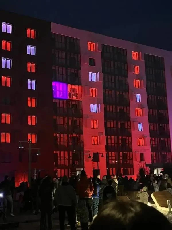 🎭 Балконы вместо сцены. В Чите показали спектакль «Свет из окон»