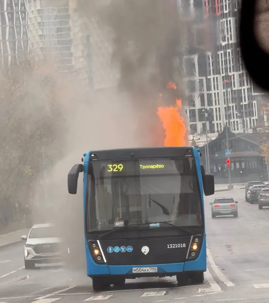 🔥 На западе Москвы загорелся автобус. Возгорание произошло на улице Генерала Дорохова....