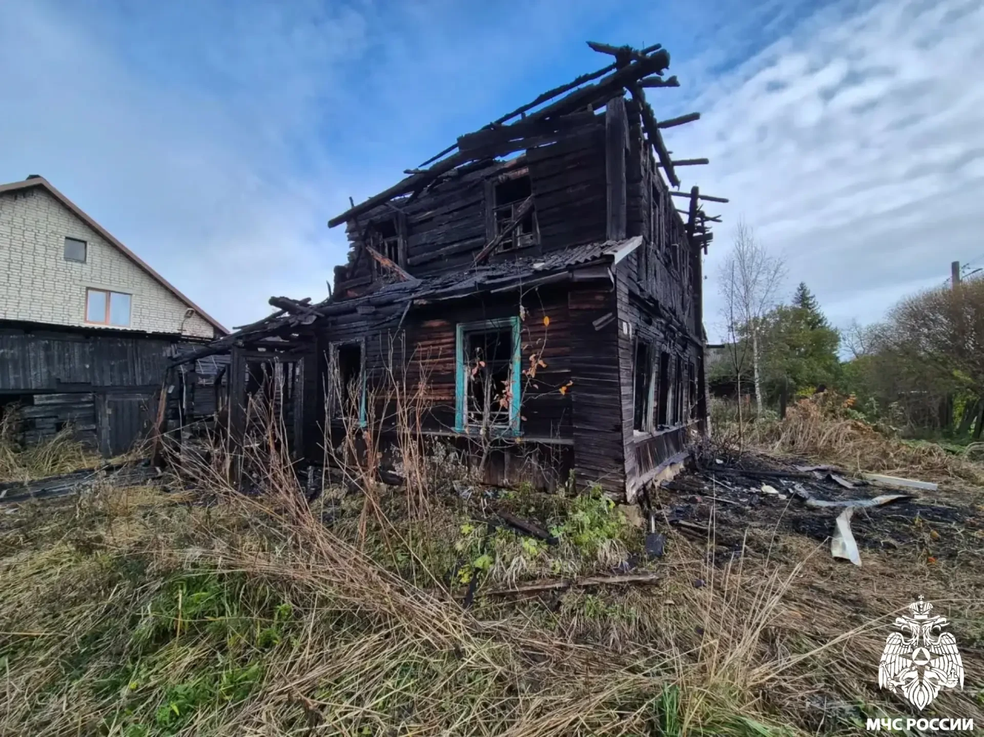 🔥 Пожар в нежилом доме локализовали в Бологое