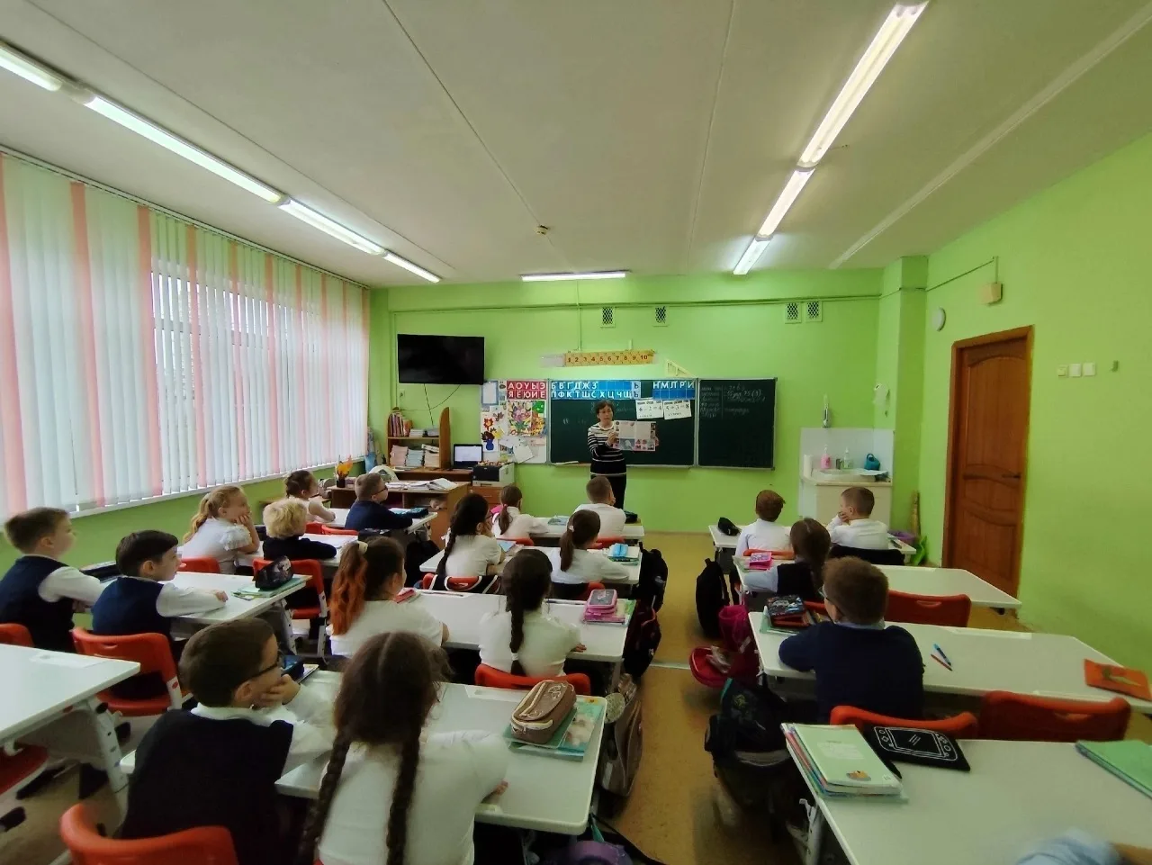 Выставка - обзор «В мире детских журналов». В гости к  учащимся начальной школы пришли