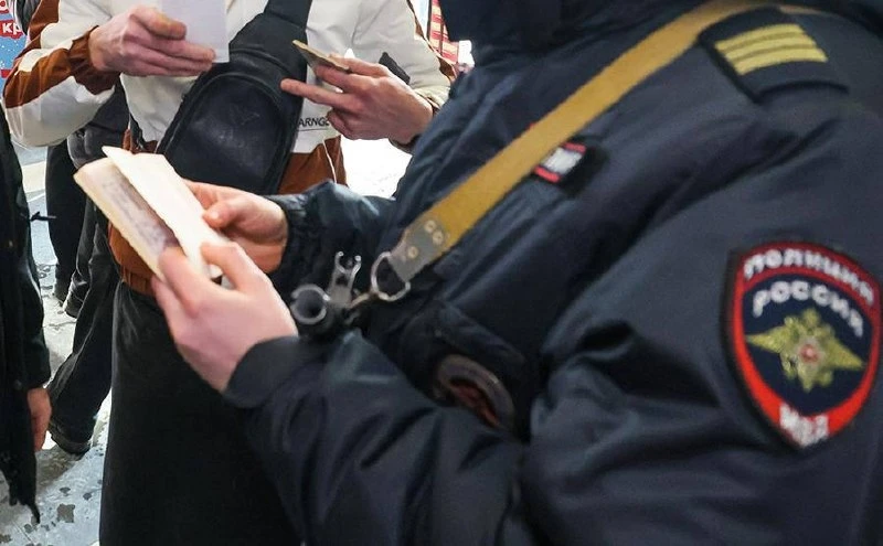В Прокопьевске мигранта депортировали и запретили ему въезд в Россию на пять лет