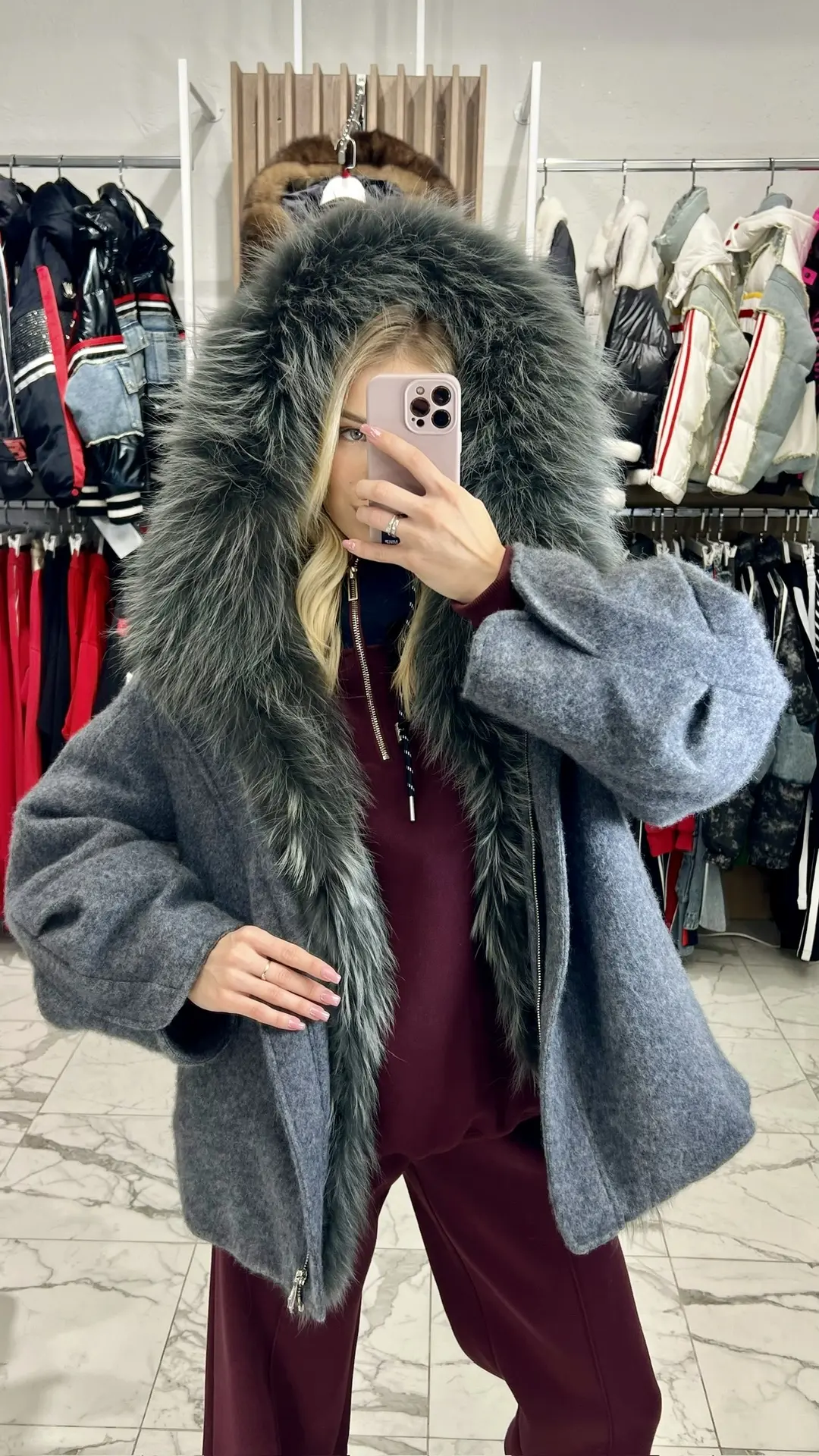В нашем магазине огромный ассортимент верхней одежды !