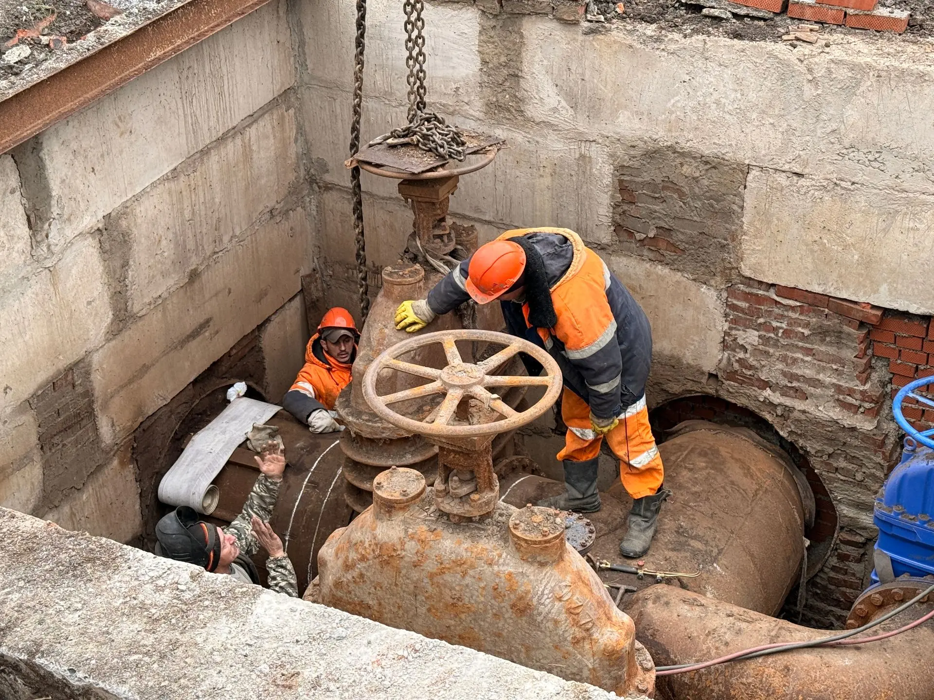 ⚙️Специалисты «КемВода» приступили к активной фазе замены запорной арматуры