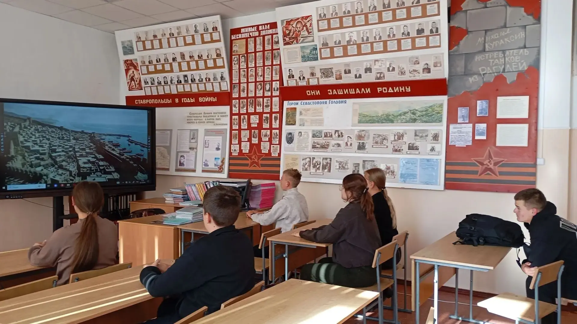 6.10. В 10 кл. прошел кл. час, посвященный памятной дате-  Дню воссоединению ДНР, ЛНР, ...