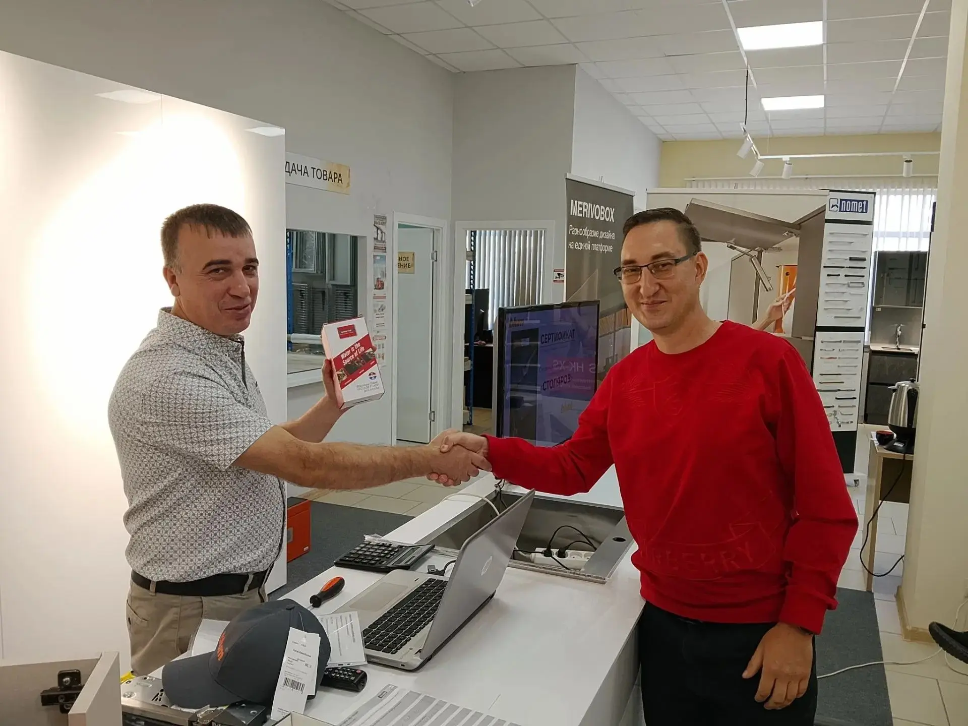 🎓 На днях в волгоградском офисе «Кедр» прошло обучение по фурнитуре Blum для компании ...