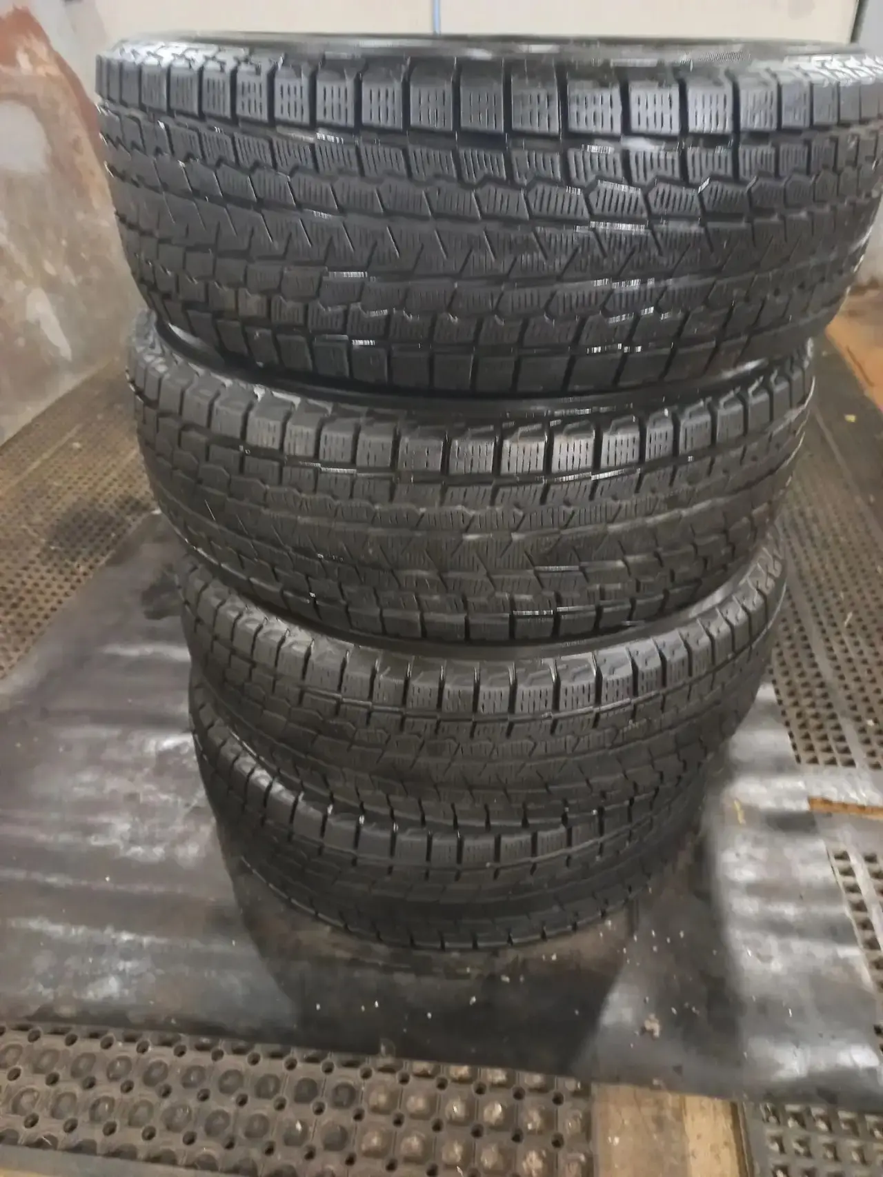 Продам комплект зимних шин Yokohama, модель ice Guard, 225/65 R17; 2023 года, одна зима...