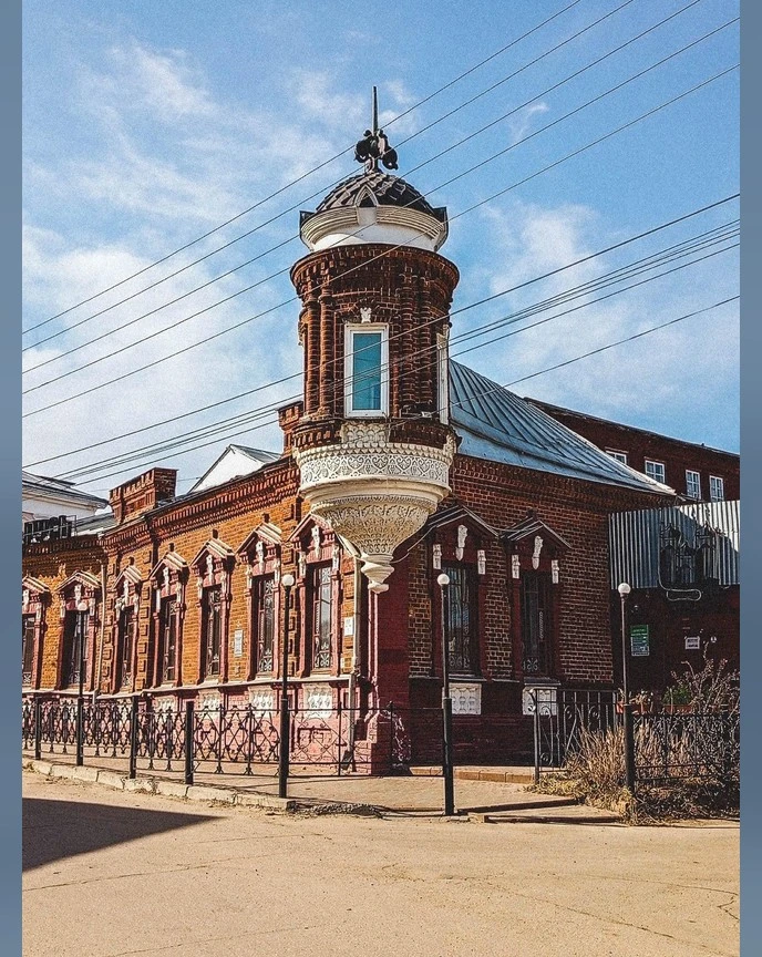 От дома с призраком в центре Нижнего до средневекового «умного» замка потомка Рюрикович...