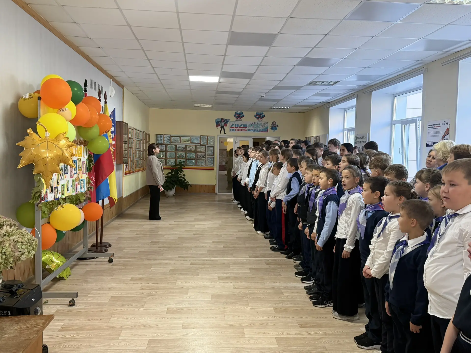 🕗Понедельник в школе начался с торжественной линейки, задавшей позитивный настрой на в...