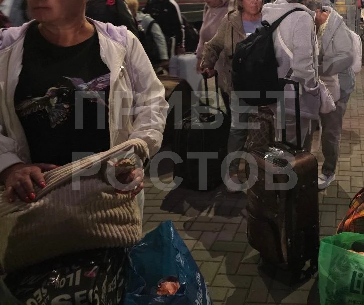 Сотни пассажиров застряли в Ростове на железнодорожном вокзале после ночной атаки БПЛА