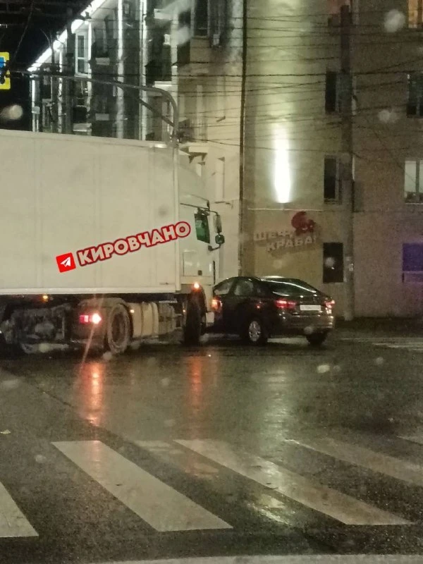 ДТП на Октябрьском заблокировало проезд к Танку. Авария случилась на перекрестке Октябр...