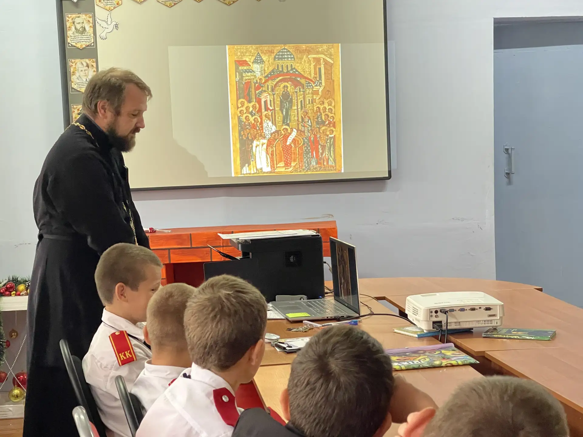 📜 В 4 «А» классе прошёл час духовности, посвящённый празднику Покрова Пресвятой Богоро...
