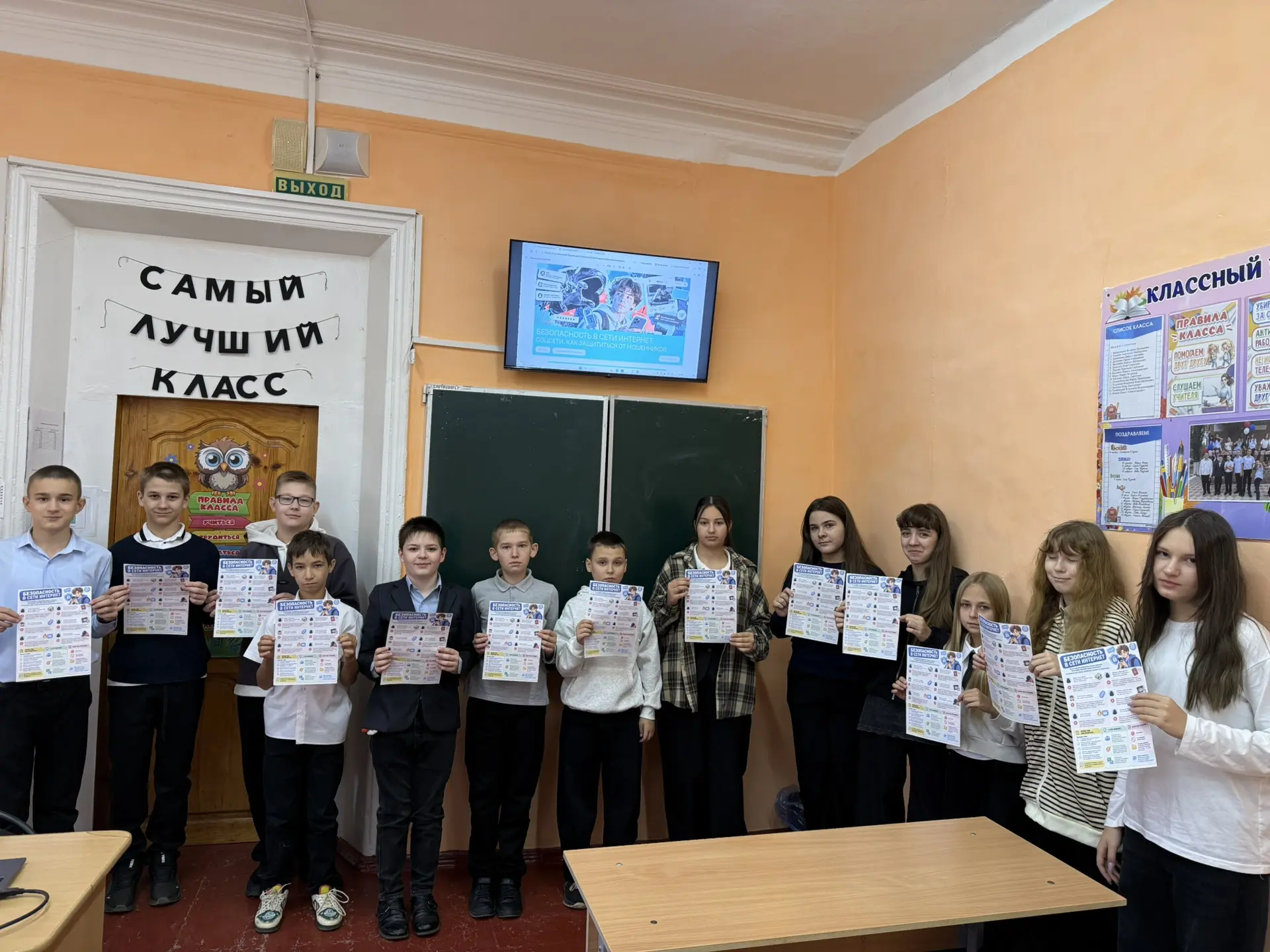 Новая неделя началась с традиционной линейки 🏫🇷🇺