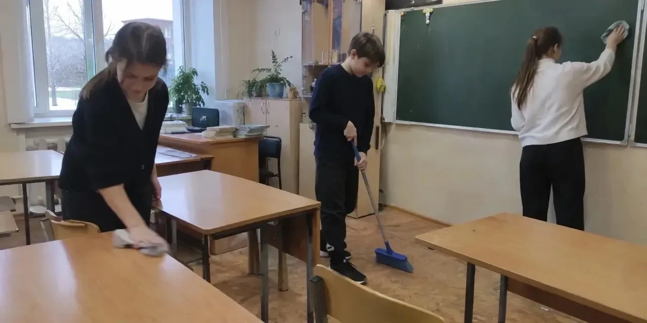 Школьникам хотят запретить драить полы и окна
