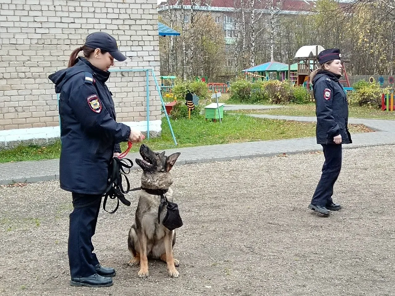 6 октября в нашем детском саду побывали необычные гости –служебная собака Ультра со сво...