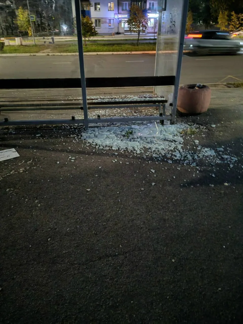 🏙 В Новокуйбышевске снова разбили стекло остановки на улице Гагарина.