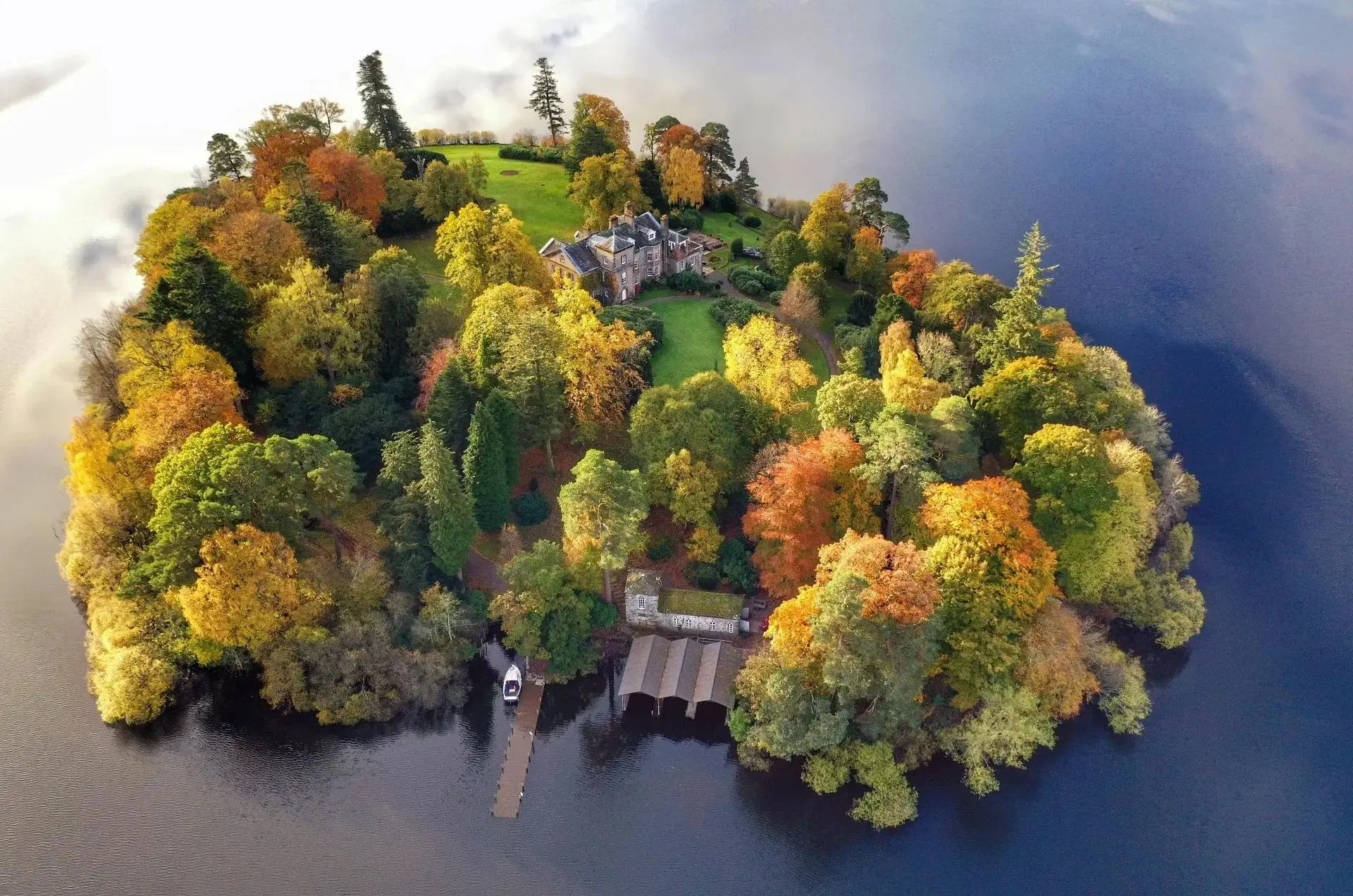 🏞️ Остров Дервент — старинная усадьба среди вод озера
