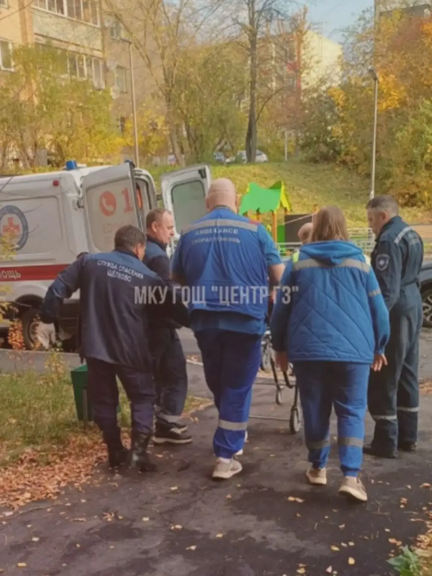 Спасатели помогли перевезти пожилого мужчину