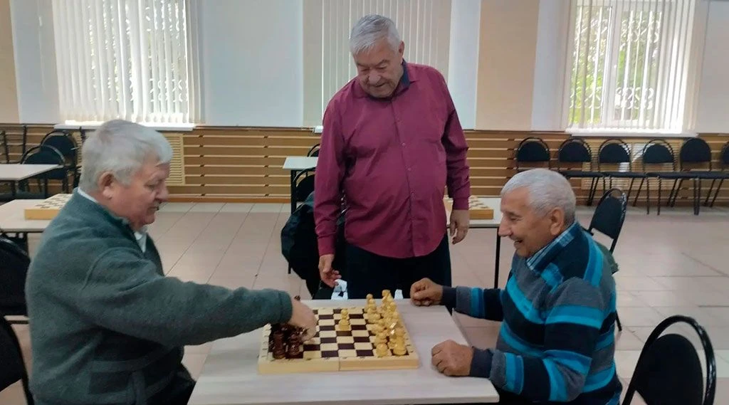 Плавание, шахматы и бильярд: турниры для старшего поколения прошли в районе