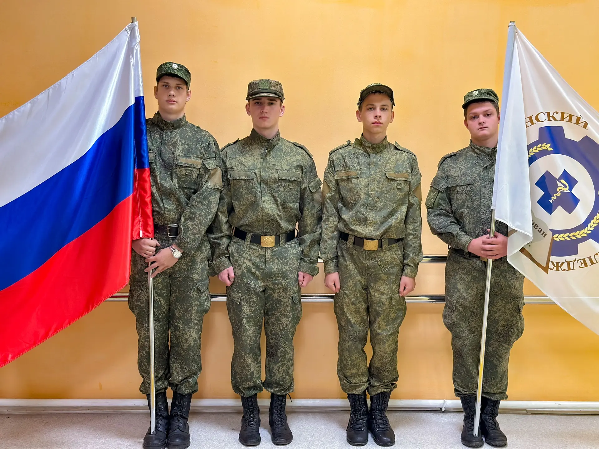 Традиционно утро понедельника начинаем с церемонии выноса флага и исполнения гимна РФ 🇷🇺