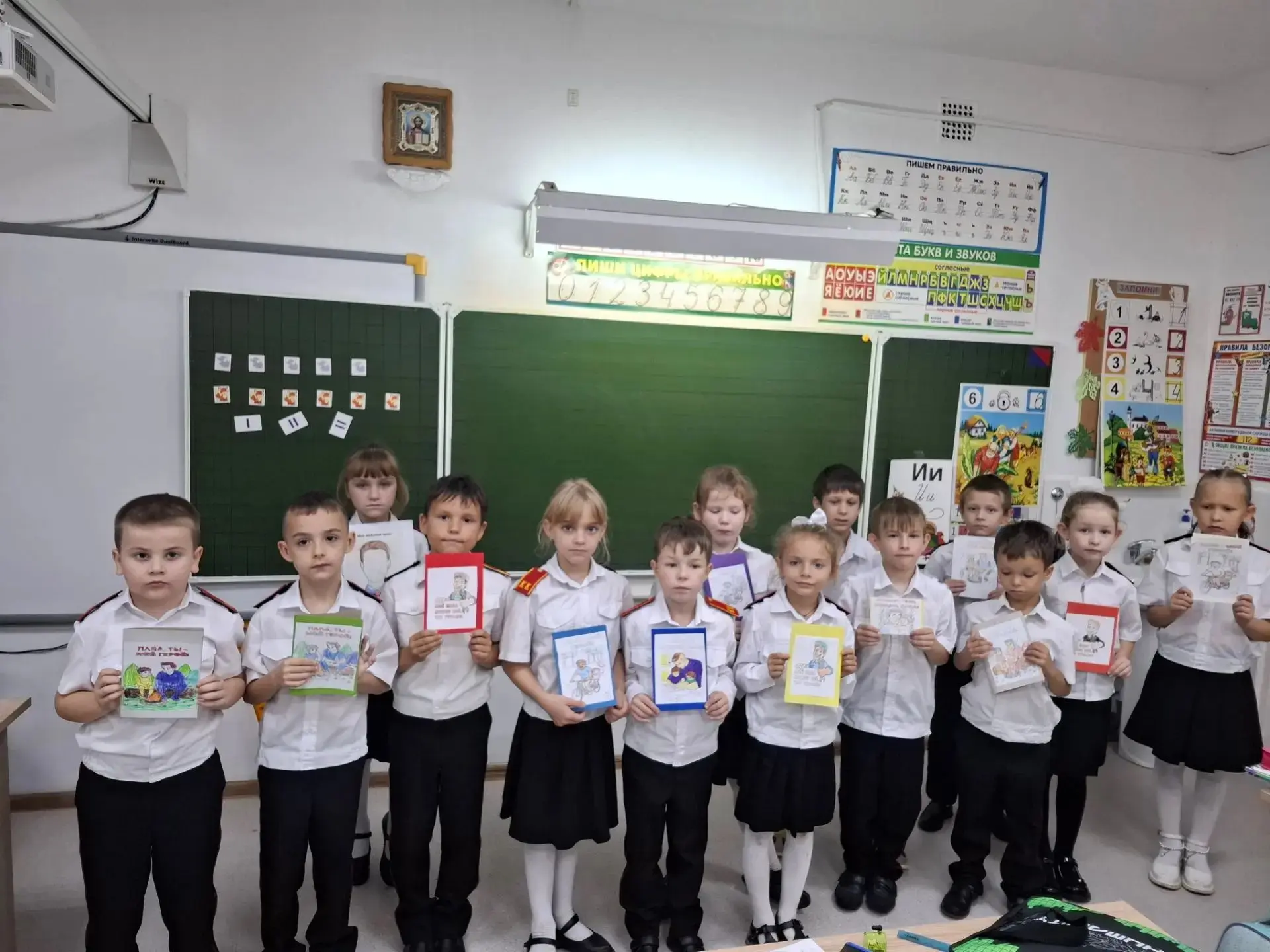 1 "А" казачий класс поздравляет пап с Днем Отца, дарит им праздничные открытки и напоми...